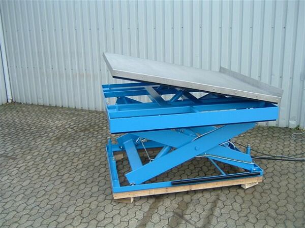 Scissor lift with stainless steel tilt table - (Section 1)