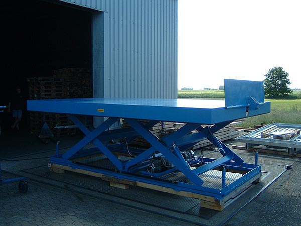 Double Horizontal lift table with hydraulic bridge plate (Section 1)