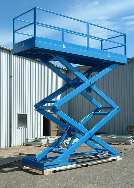 Double vertical scissor lift with captive guide rollers (Section 1)