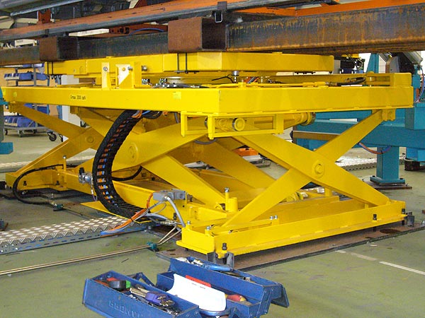 Heavy duty scissor lift platform with turnatable ans stabilizer scissors (Section 1)