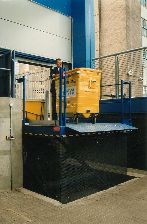 Refuse bin scissor lift table (Section 1)